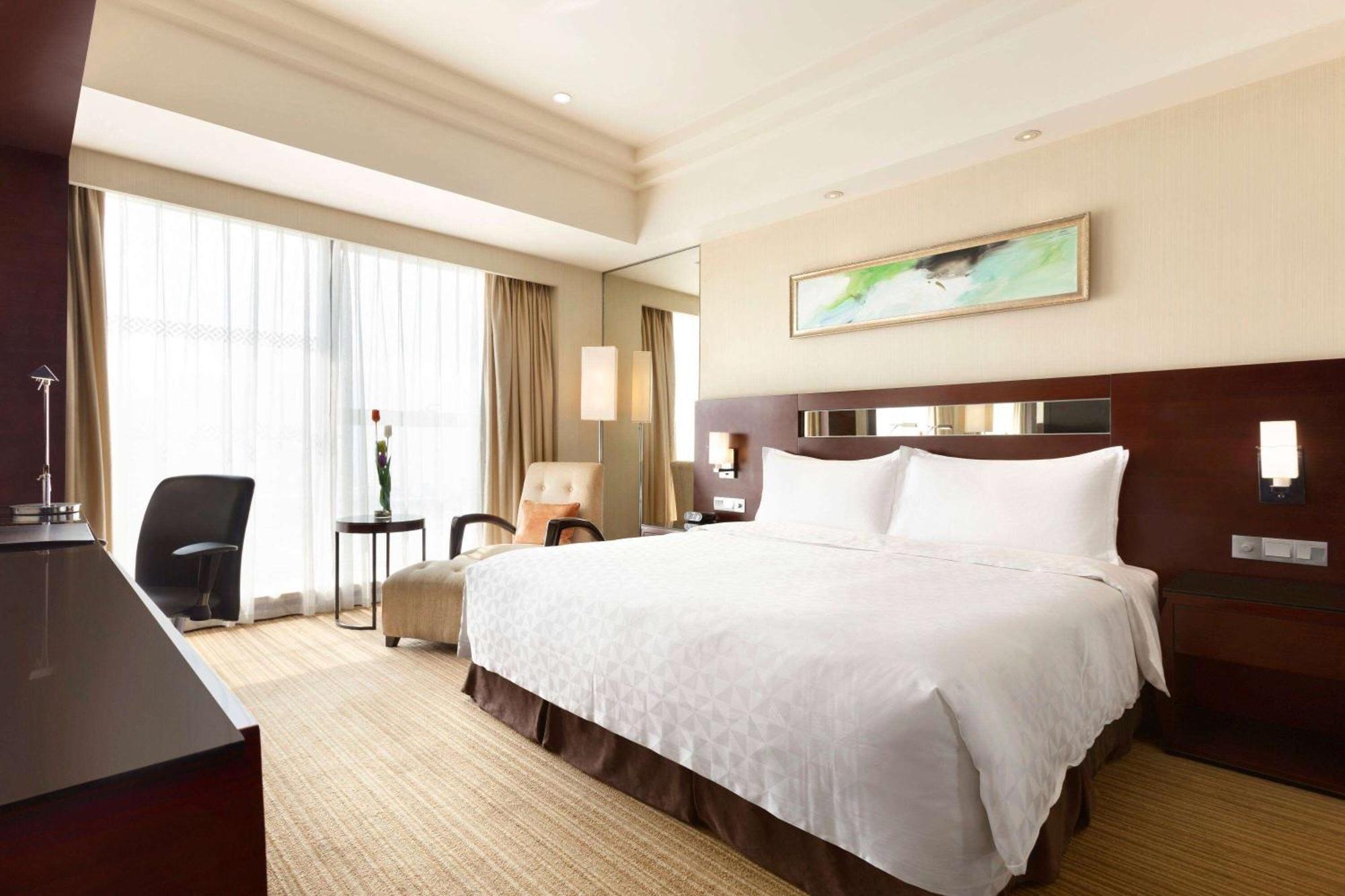 Отель Ramada Plaza Ляньюньган Экстерьер фото